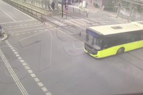 Tranvía arrastra varios metros a autobús de pasajeros en Estambul