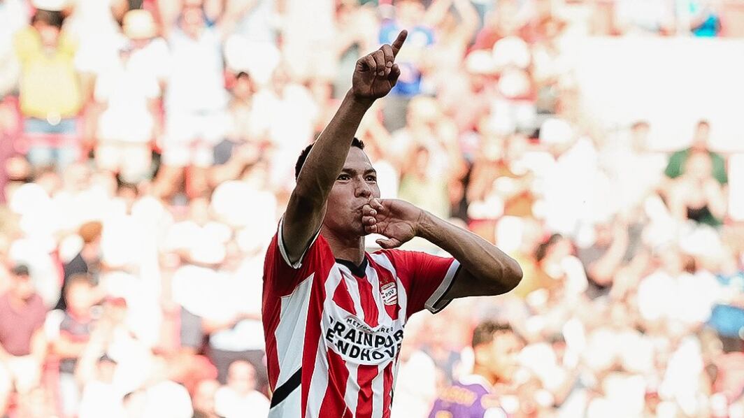 Hirving Lozano se despide del futbol europeo con goleada sobre Santiago Giménez.