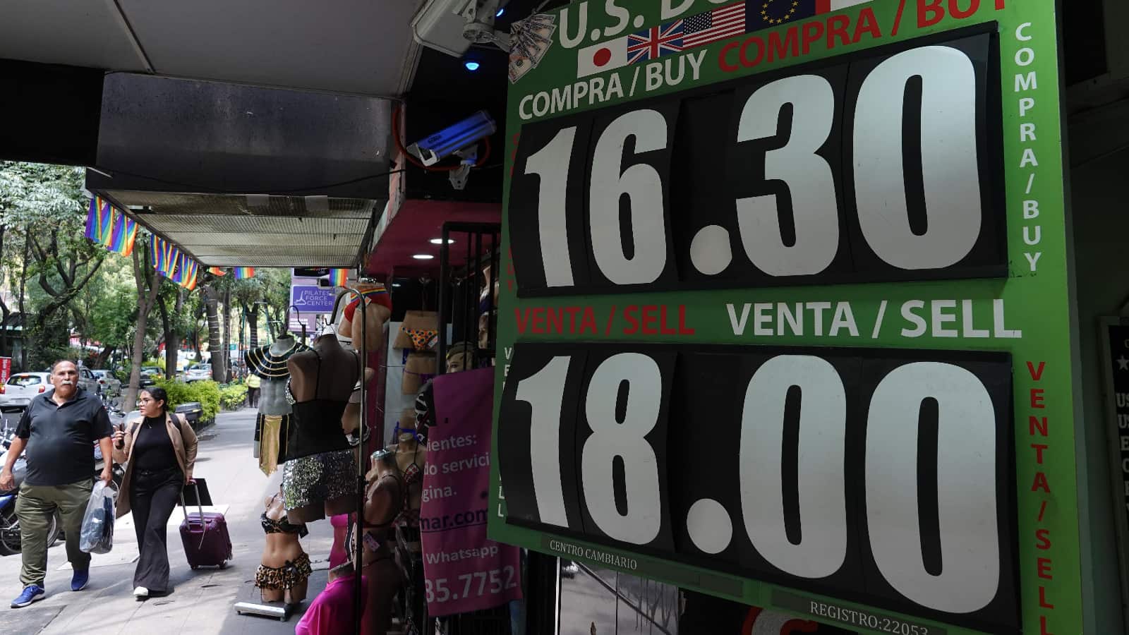 BBVA explicó que las altas de interés y la volatilidad política, asociada al proceso presidencial en México y EU harán que el precio del dólar suba 18.8 pesos y supere los 19 pesos.