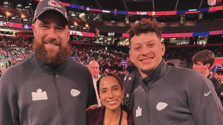 Tavis Kelce, Diana Flores y Patrick Mahomes