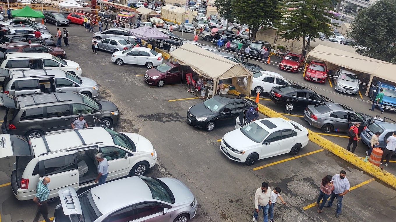 Algunos compradores prefieren adquirir autos tianguis, distribuidos en diferentes puntos de la CDMX. (Especial)