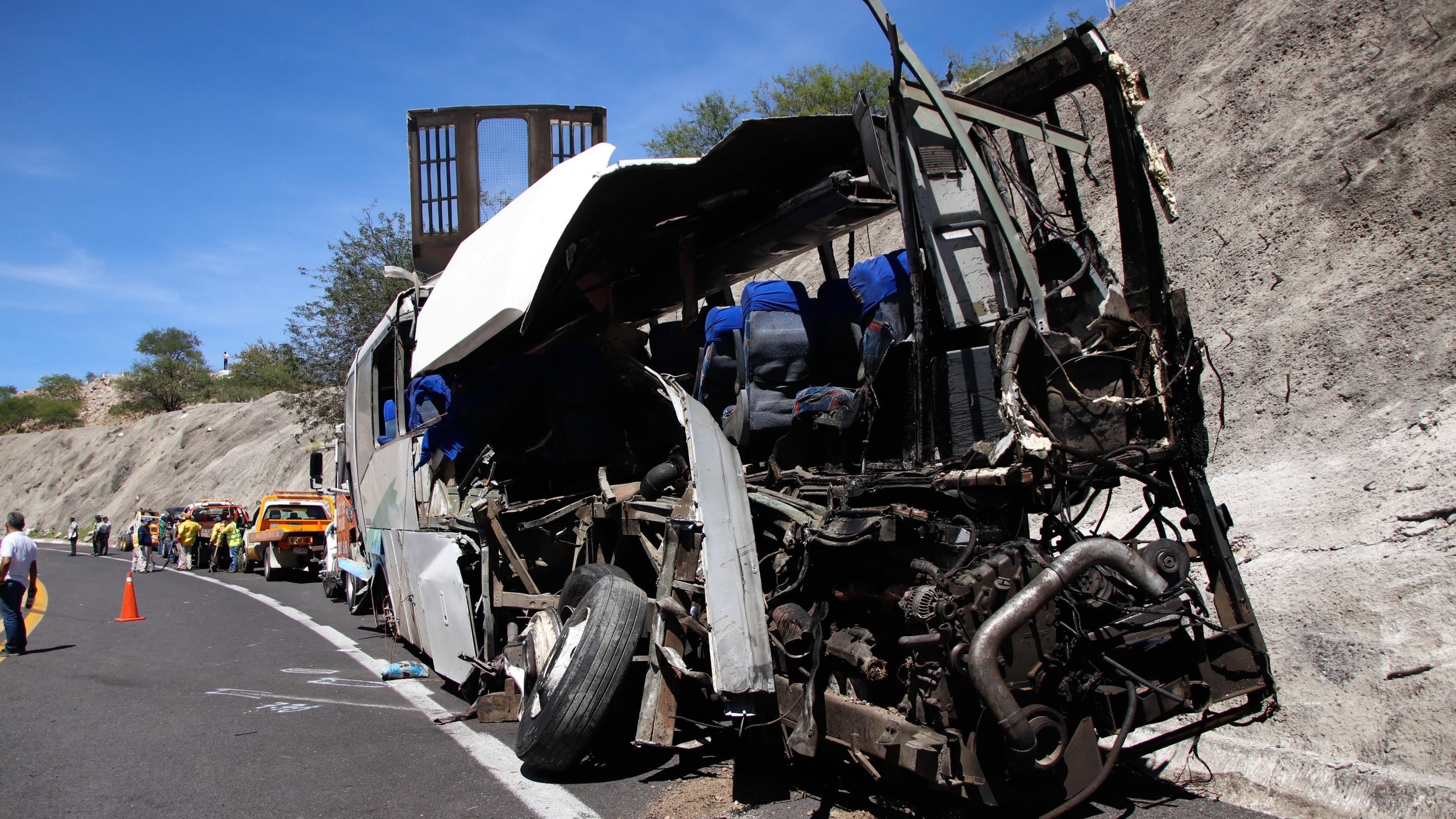 Un accidente registrado la madrugada dentre un autobús de pasajeros y un camión dejó un saldo preliminar de 16 personas fallecidas y 36 lesionados en la carretera de cuota a Cuacnopalan-Oaxaca a la altura del kilómetro 97. Los lesionados fueron trasladados al Hospital General de Tehuacán, en donde familiares esperan noticias de su estado de salud.