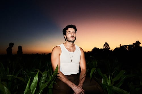 Sebastián Yatra transforma una historia de desamor en obra de arte con su nuevo tema “La Pelirroja”