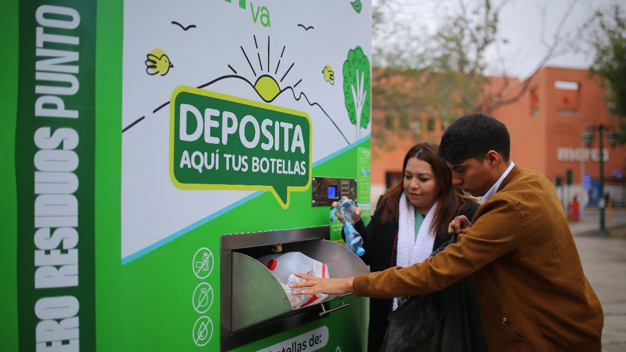 La máquina recicladora de plástico está ubicada en la Plaza Zaragoza, frente al Palacio Municipal.