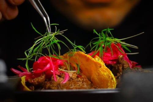 Ofrece un viaje gastronómico de temporada a través de seis tiempos