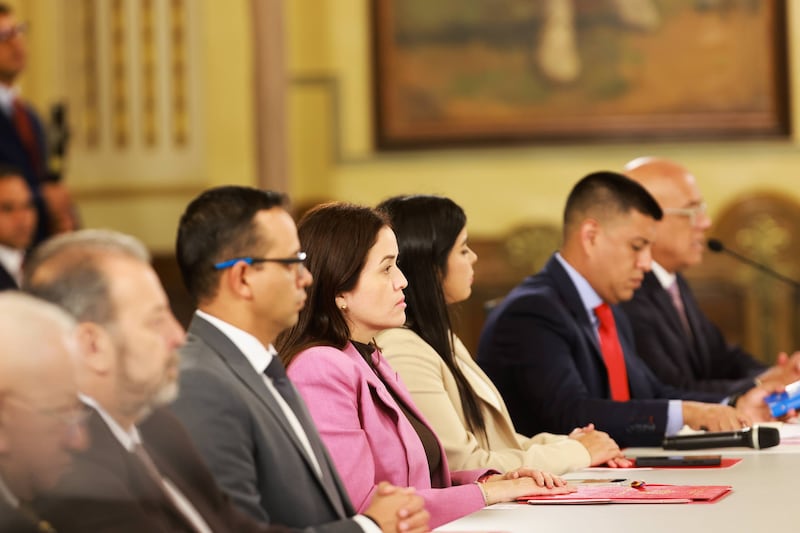 “Nuestras manos están tendidas, para todos los países del mundo, para relacionamiento, cooperación económica, comercial y energética”, dijo Delcy Rodríguez al afirmar que las relaciones económicas de Venezuela están diversificadas en distintas mercados en el mundo, como están diversificadas sus relaciones geopolíticas.