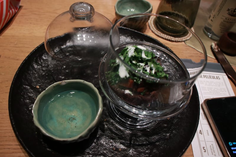 La experiencia sensorial que ofrece Tahona Mezcal Room celebra lo mejor de México: su cine, su bebida nacional y el talento de quienes han sabido preservar las tradiciones con orgullo y creatividad
