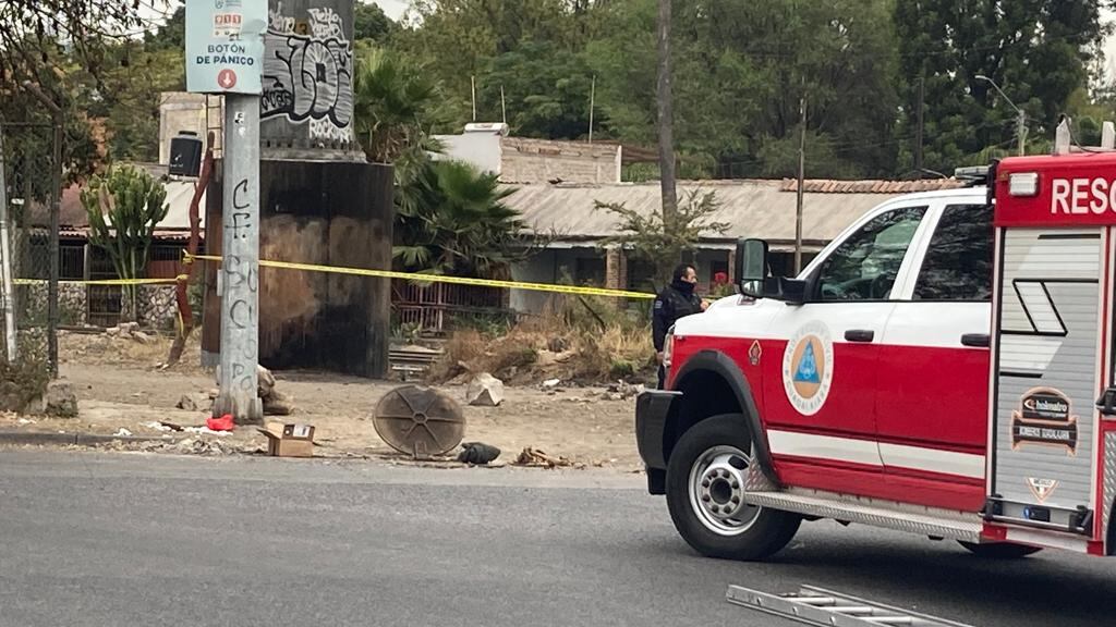 La persona tuvo que usar unos huesos humanos que estaban dentro de mismo pozo para llamar la atención y que lo rescataran.
