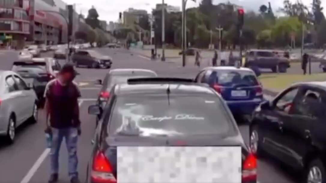VIDEO: conductor y limpiparabrisas protagonizaron pelea en el norte de Quito