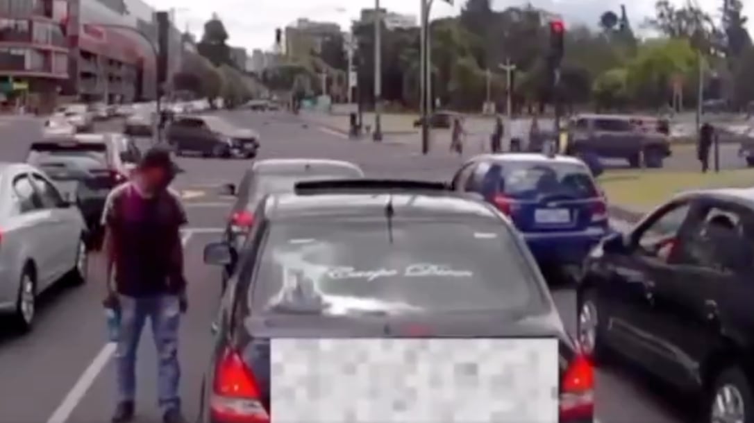 VIDEO: conductor y limpiparabrisas protagonizaron pelea en el norte de Quito