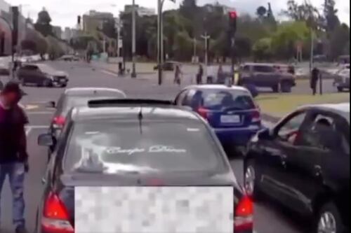 VIDEO: conductor y limpiaparabrisas protagonizaron calurosa pelea en Quito