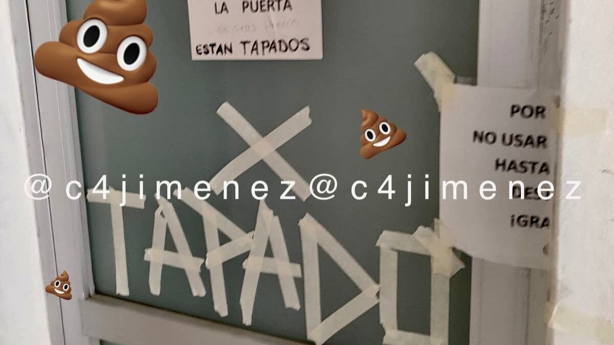 'Tapan' baños de la Fiscalía de Ernestina Godoy.