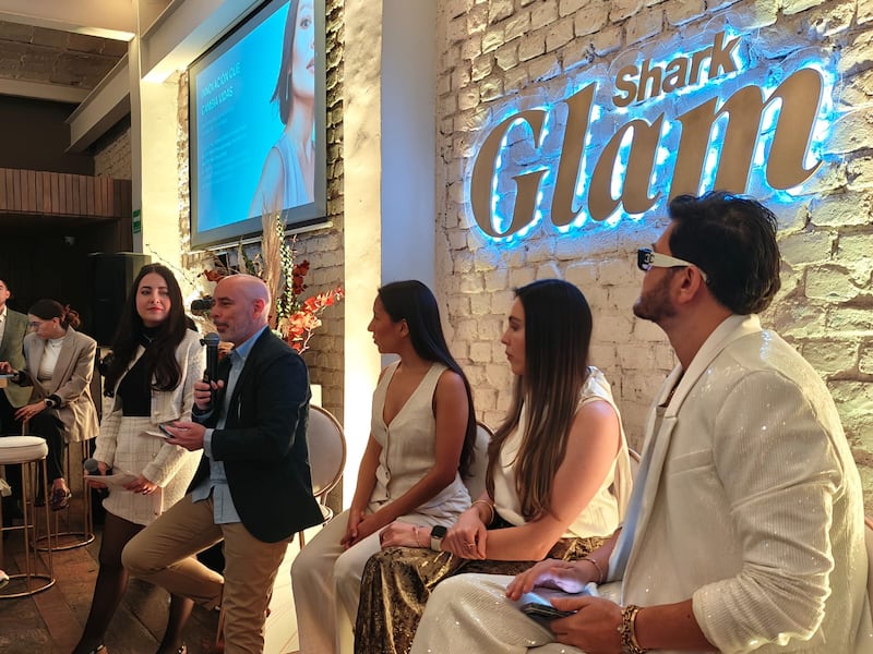 Su capacidad para peinar desde húmedo, evitar puntos calientes y mantener un look suave por más tiempo lo coloca como un nuevo estándar en la belleza diaria