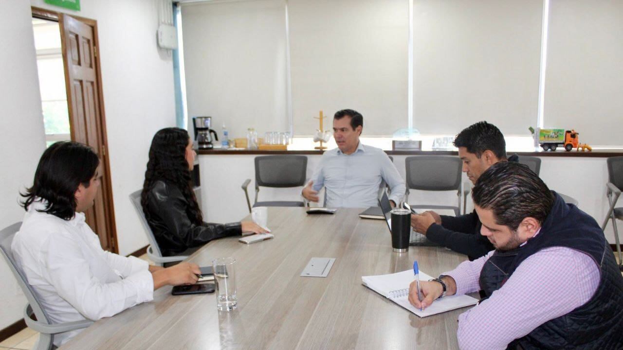 Con el objetivo de optimizar las condiciones del transporte público en el estado, especialmente para la comunidad universitaria, el Secretario de Transporte de Jalisco, Diego Monraz Villaseñor, sostuvo una reunión con Zoe García Romero, Presidenta de la Federación Estudiantil Universitaria (FEU) de la Universidad de Guadalajara (UdeG).