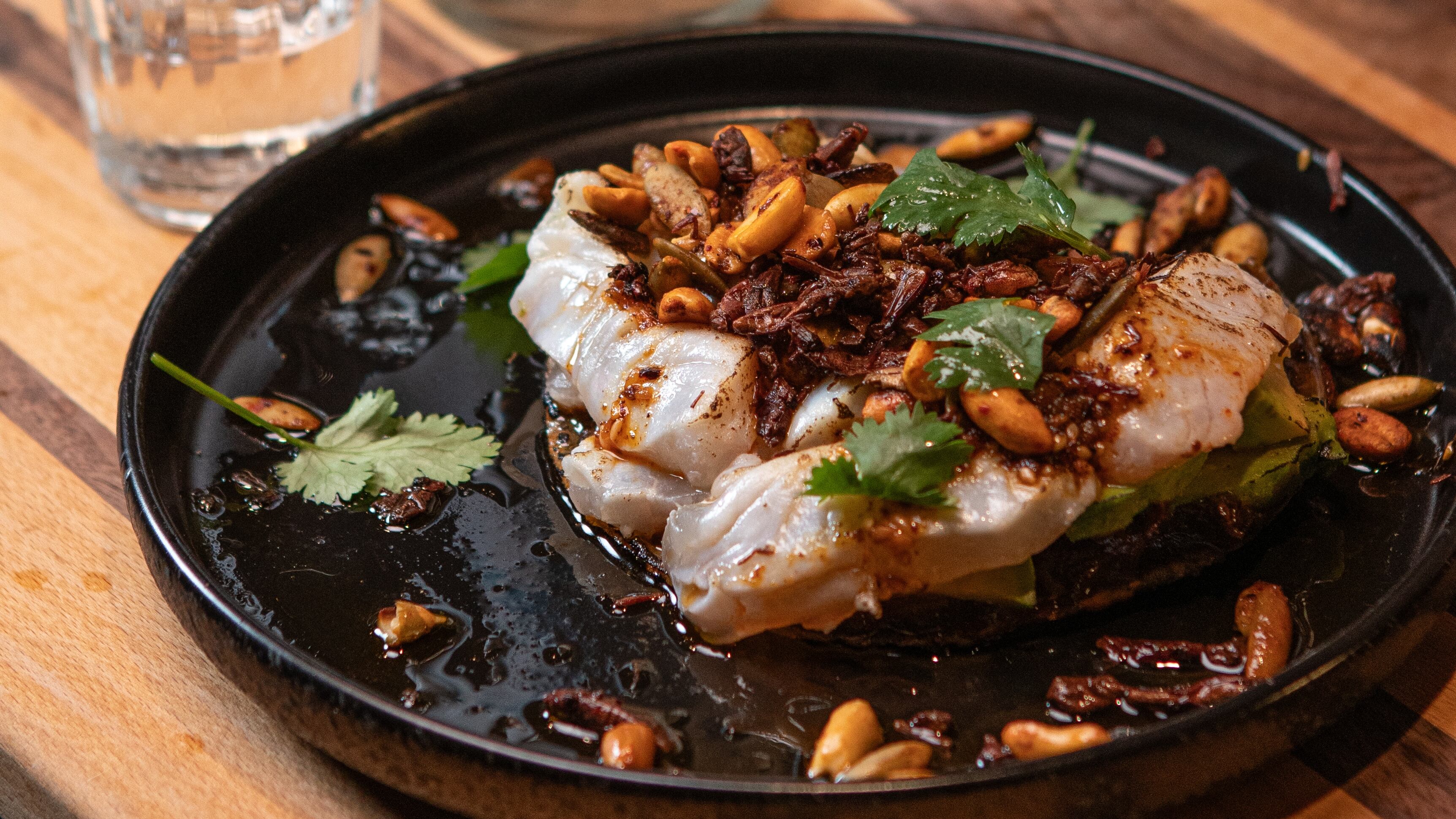 Esta mezcalería fusiona más de 70 etiquetas de destilados artesanales con cocina marina de Baja California