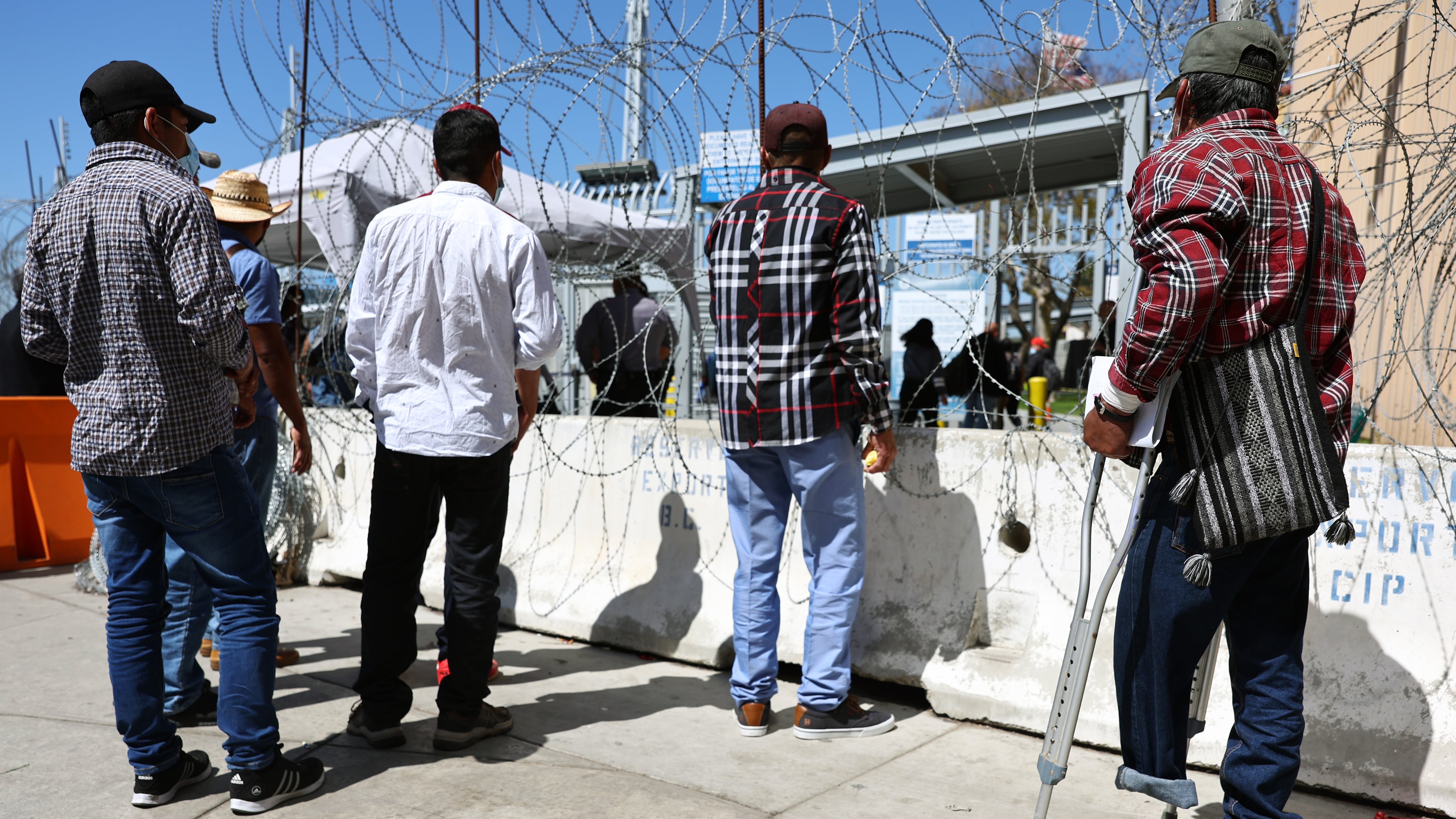 TIJUANA, MÉXICO - 22 DE MARZO: Un solicitante de asilo de México (R) espera fuera del puerto de entrada de San Ysidro, que espera cruzar para pedir asilo en los Estados Unidos, el 22 de marzo de 2022 en Tijuana, México. El 21 de marzo marcó el segundo aniversario del Título 42, la controvertida política fronteriza de la era de la pandemia promulgada por el presidente Trump, que cita el COVID-19 como la razón para expulsar rápidamente a los solicitantes de asilo en la frontera de Estados Unidos. El Título 42 sigue en vigor con la administración de Biden enfrentándose a la presión de los demócratas para poner fin a su uso. (Foto de Mario Tama/Getty Images)

Traducción realizada con la versión gratuita del traductor www.DeepL.com/Translator