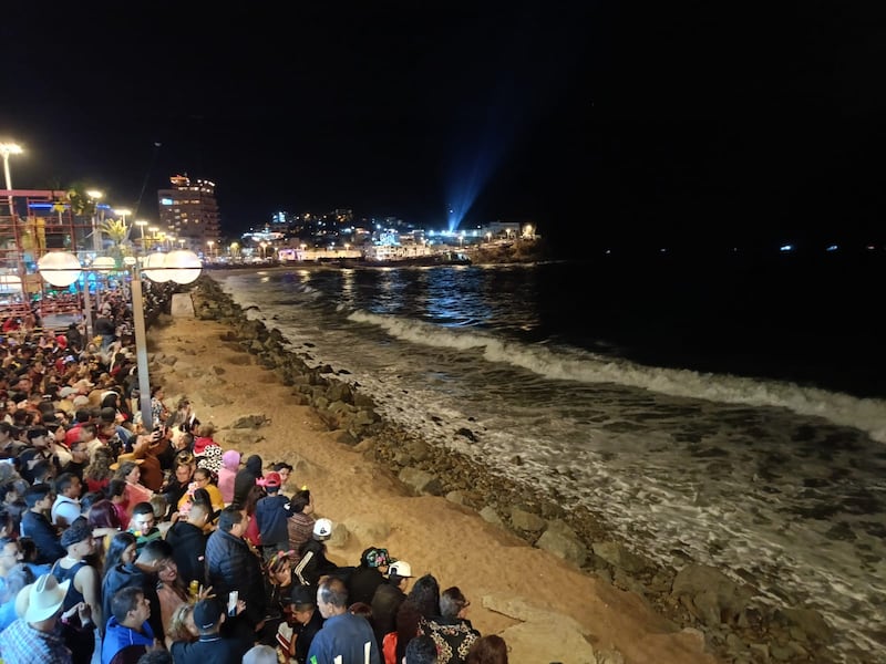 El Carnaval de Mazatlán 2024 se vive con gran ambiente, este fin de semana la coronación de Carolina III, el concierto de Emmanuel y el espectáculo pirotécnico del combate naval destacaron en esta celebración