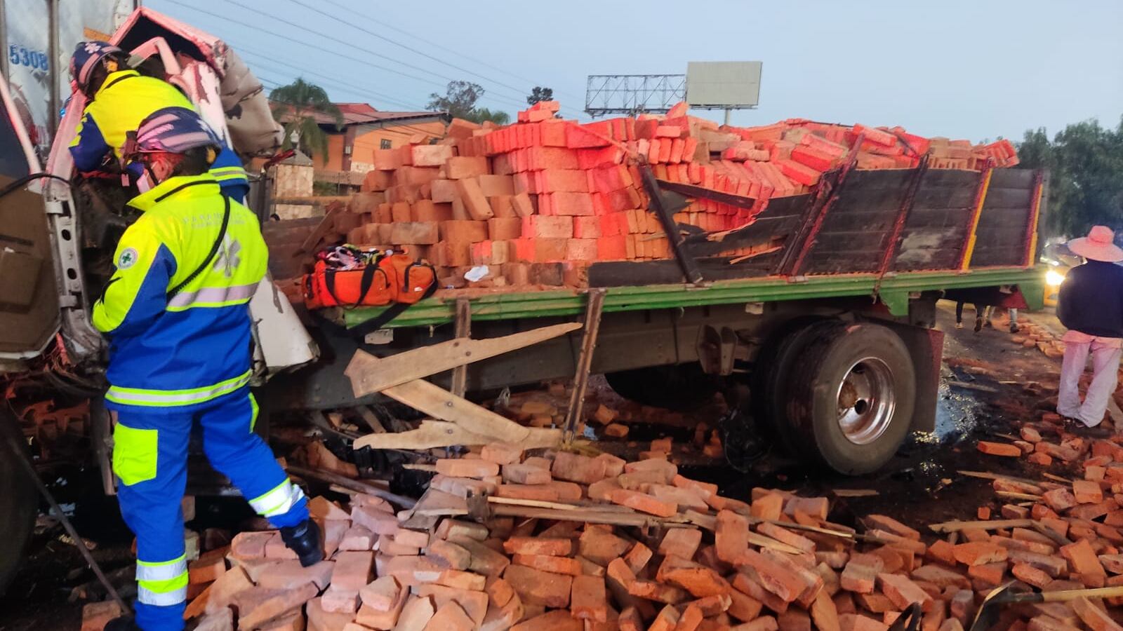 Los bomberos de Tlajomulco tuvieron que usar equipo hidráulico para liberar a las víctimas del percance; el conductor murió en la cabina.