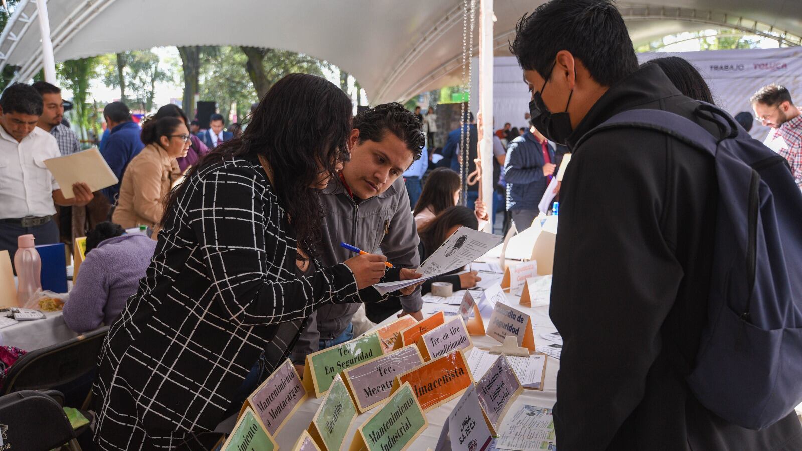 La tasa de desempleo entre los jóvenes duplica la media nacional, mientras que muchos de ellos rechazan las oportunidades de trabajo por el salario que ofrecen.