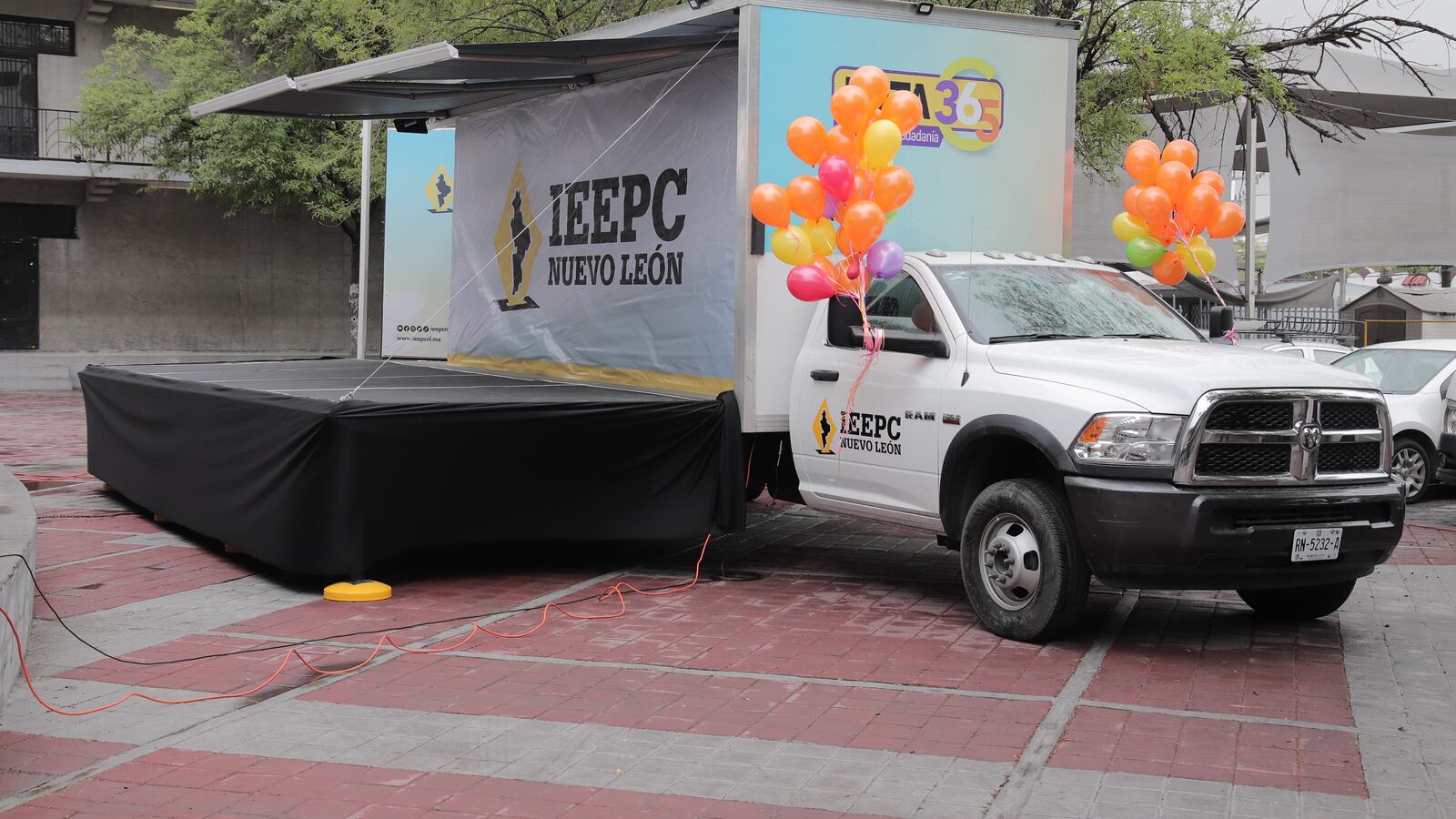 El camión de 3.5 toneladas y una caja alargada de siete metros está adaptado para desplegar un escenario con luces y audio, y listo para ubicarse en escuelas, plazas y ferias, entre otros lugares.