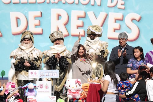 Clara Brugada parte la Rosca de Reyes y anuncia tres compromisos con la niñez de la CDMX