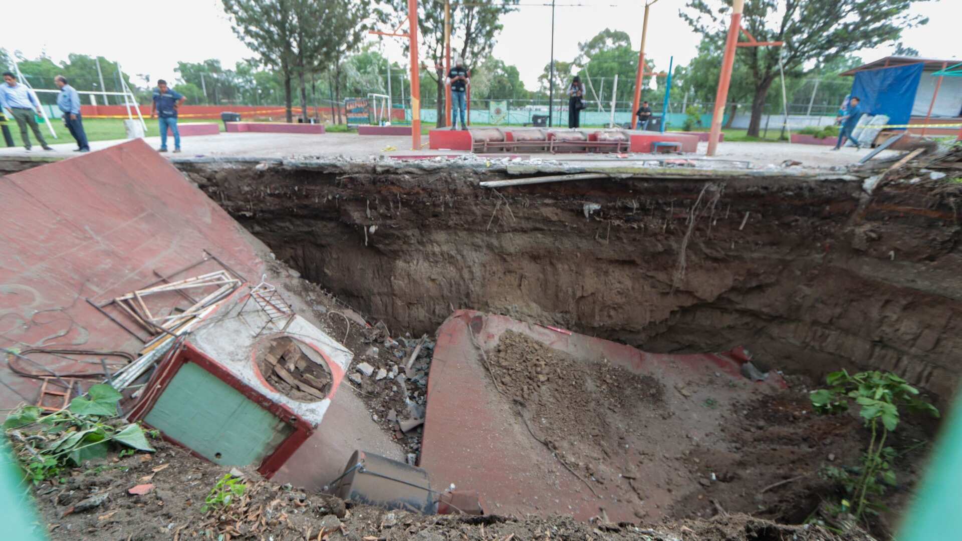 Socavón se traga gimnasio del deportivo ‘Gertrudis Sánchez’, en Gustavo A. Madero