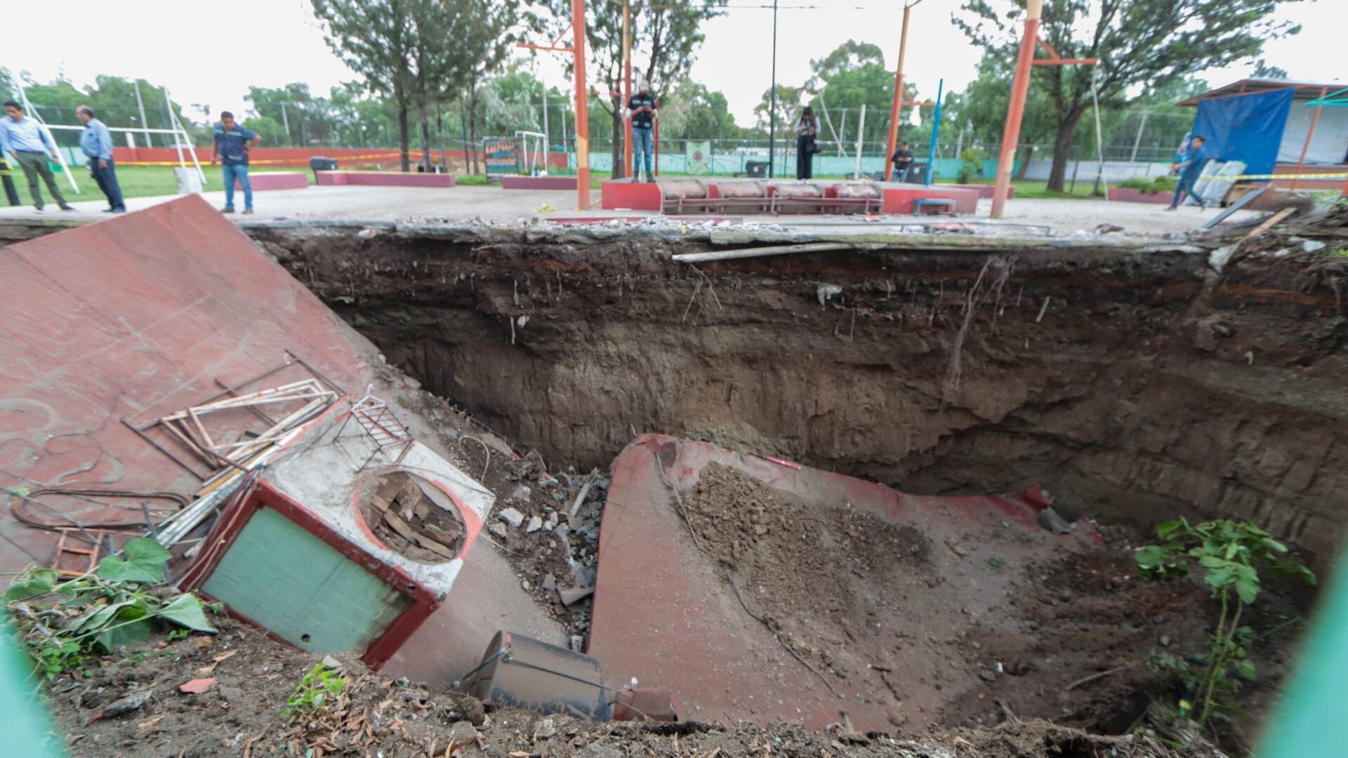Socavón se traga gimnasio del deportivo ‘Gertrudis Sánchez’, en Gustavo A. Madero