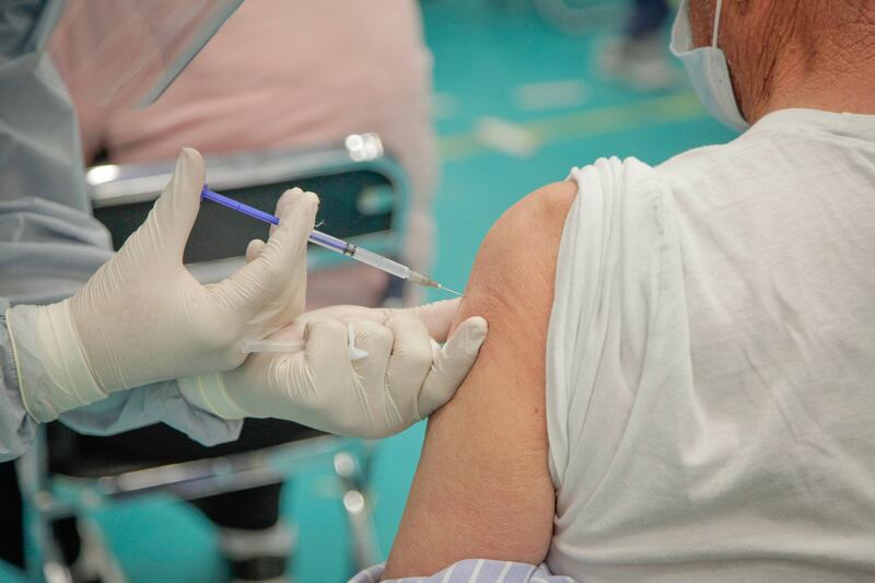 Coronavirus: Estornudos son el principal síntoma de Covid-19 en vacunados