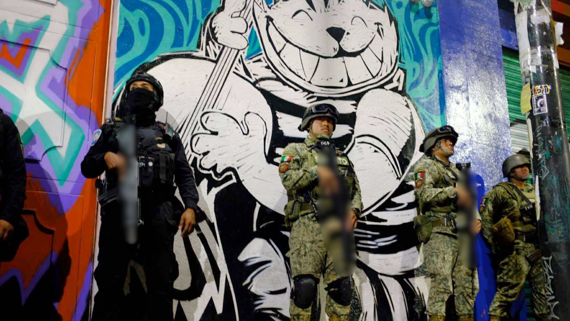 Llegada de militares en el multiforo Alicia