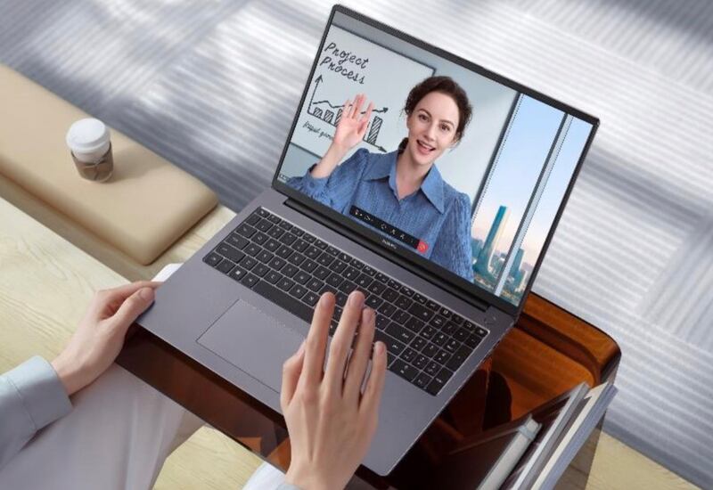 MateBook 16 es una portátil ligera, con alto rendimiento y buen diseño. Para aquellos profesionales que buscan conectividad, velocidad y eficiencia en un equipo, ideal para el trabajo híbrido y para  llevar a un siguiente nivel tus reuniones virtuales.