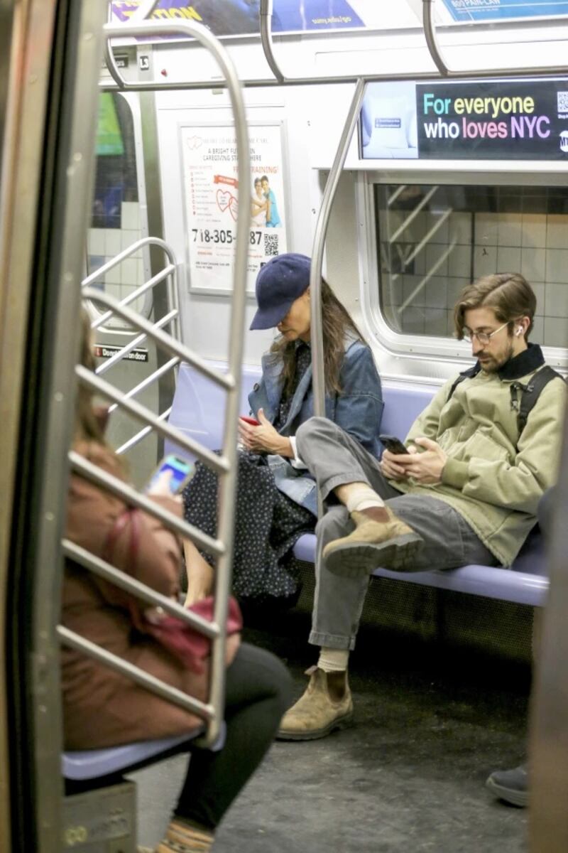 Katie Holmes en el metro. Foto: Splash News/The Grosby Group