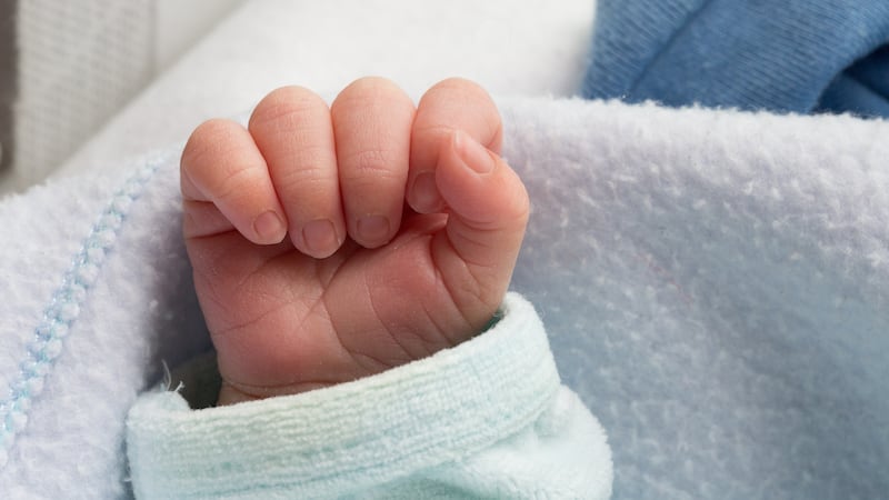 Detienen a padres por golpear y fracturar los huesos de su bebé de un mes