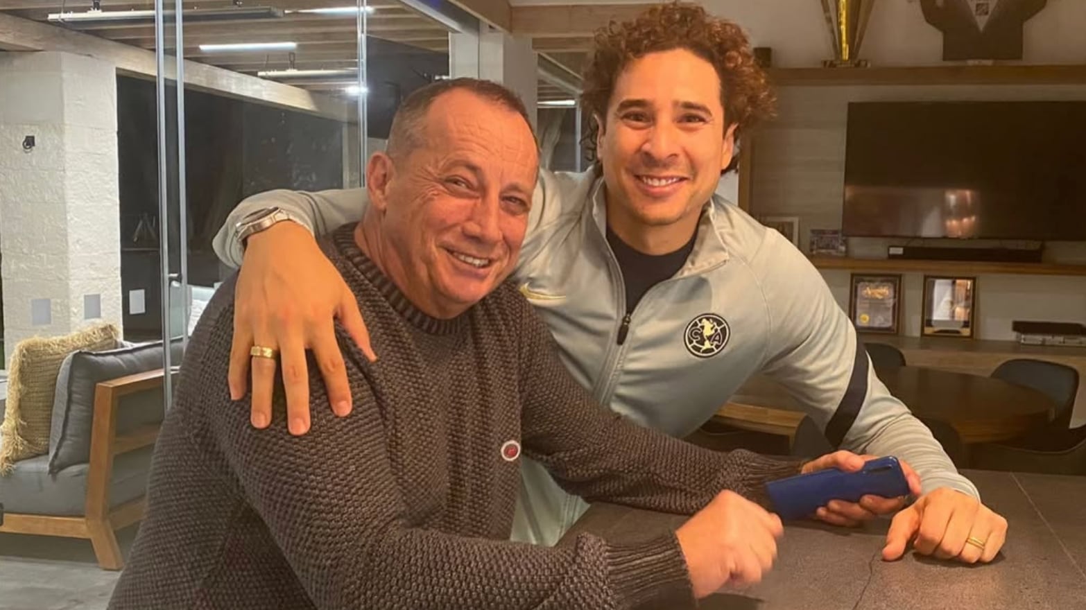 Guillermo Ochoa sufrió la pérdida del hombre que lo llevó a Europa.