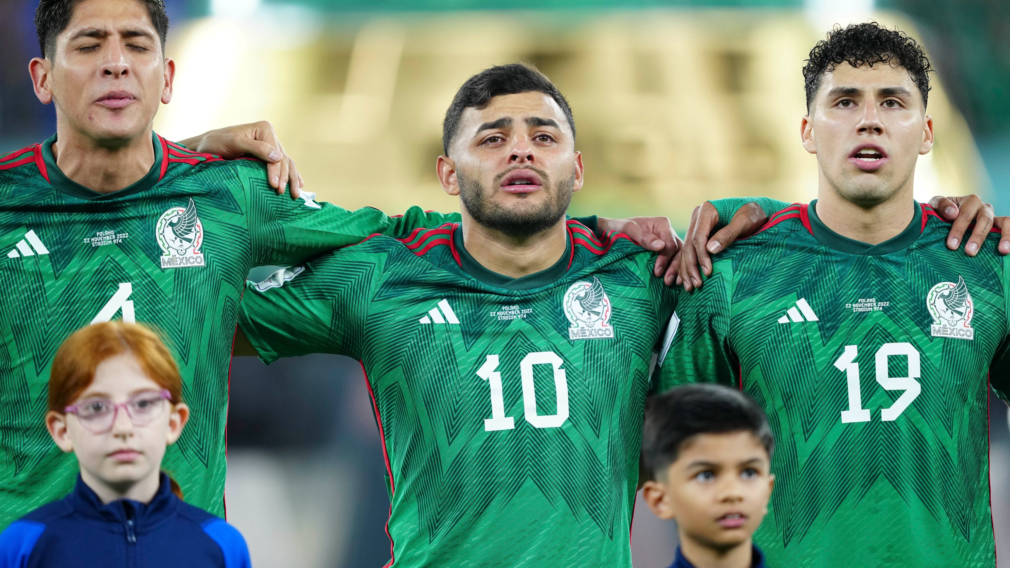 Alexis Vega entonando el himno nacional mexicano.