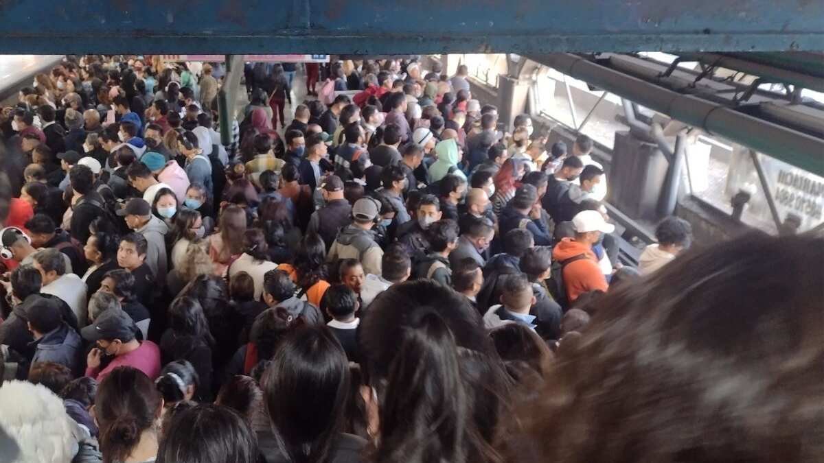 Desalojo de tren en Línea 8 provoca aglomeraciones.