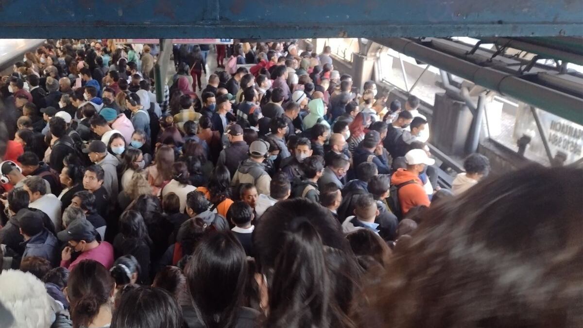 Desalojo de tren en Línea 8 provoca aglomeraciones.