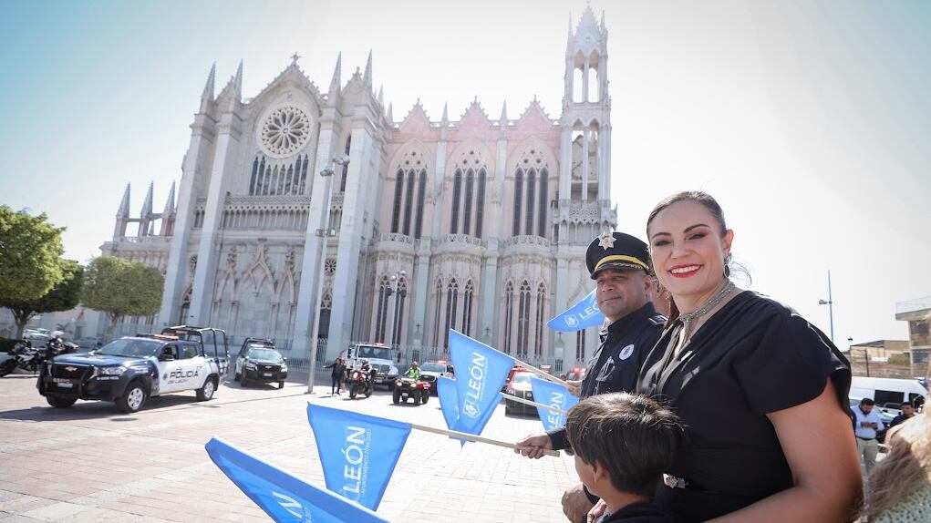 Elementos de seguridad municipal durante el arranque del operativo San Cristóbal 2025, que busca garantizar la tranquilidad de turistas y ciudadanos en este periodo vacacional.