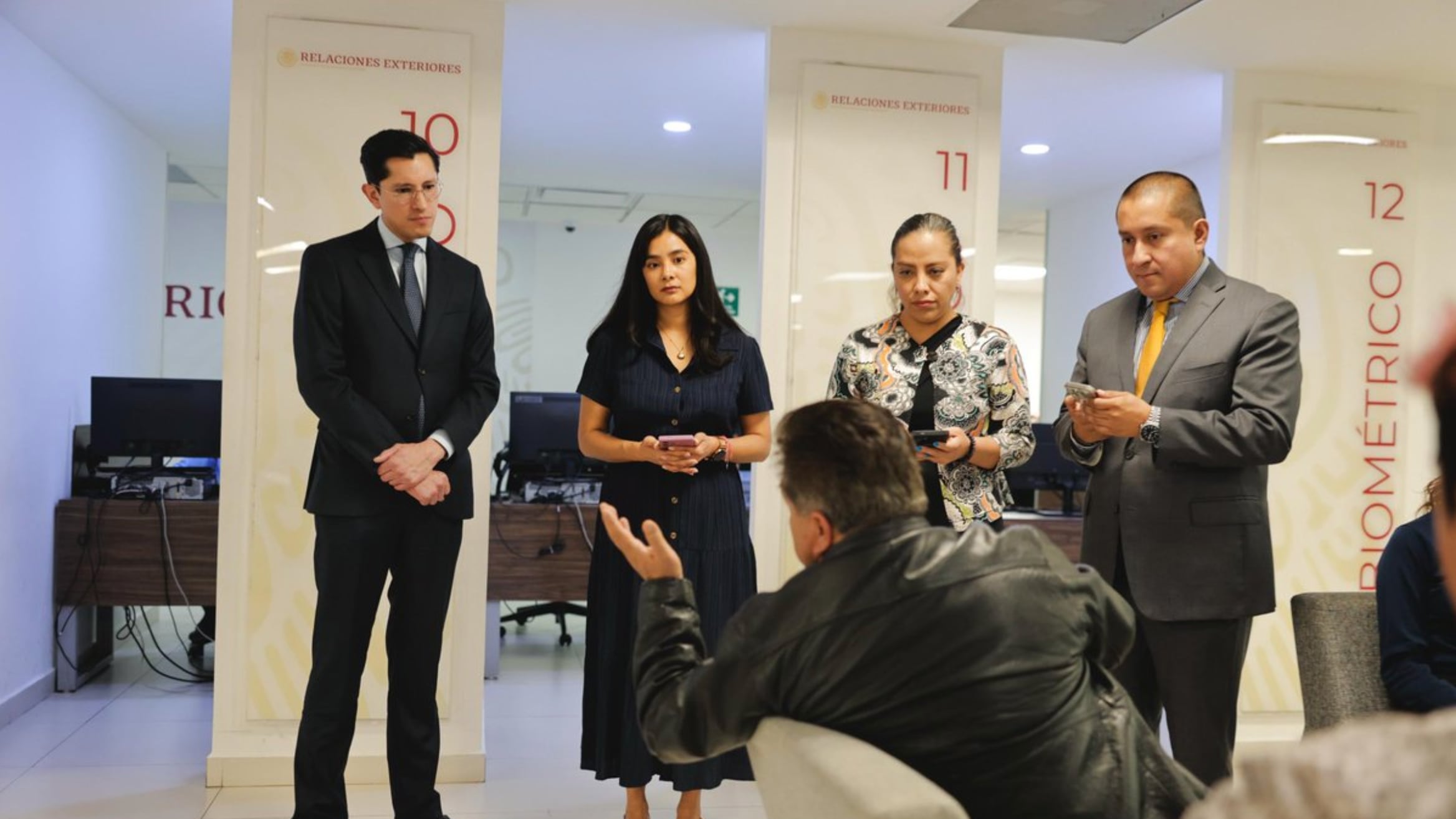 El canciller Roberto Velasco Álvarez visitó la oficina de pasaportes de Coyoacán
