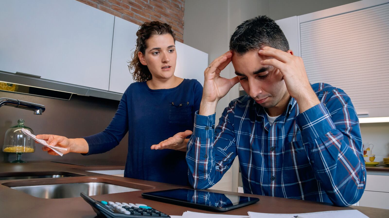 Los hombres tienen una deuda promedio de 184 mil pesos, contra 161 mil de las mujeres; la mitad son solteros y los más endeudados tienen entre 26 y 35 años.