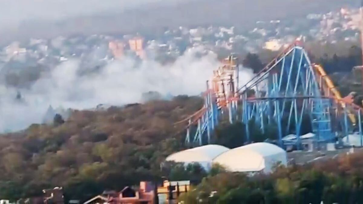 Fuerte incendio azota el Bosque de Tlalpan en zona cercana a Six Flags México