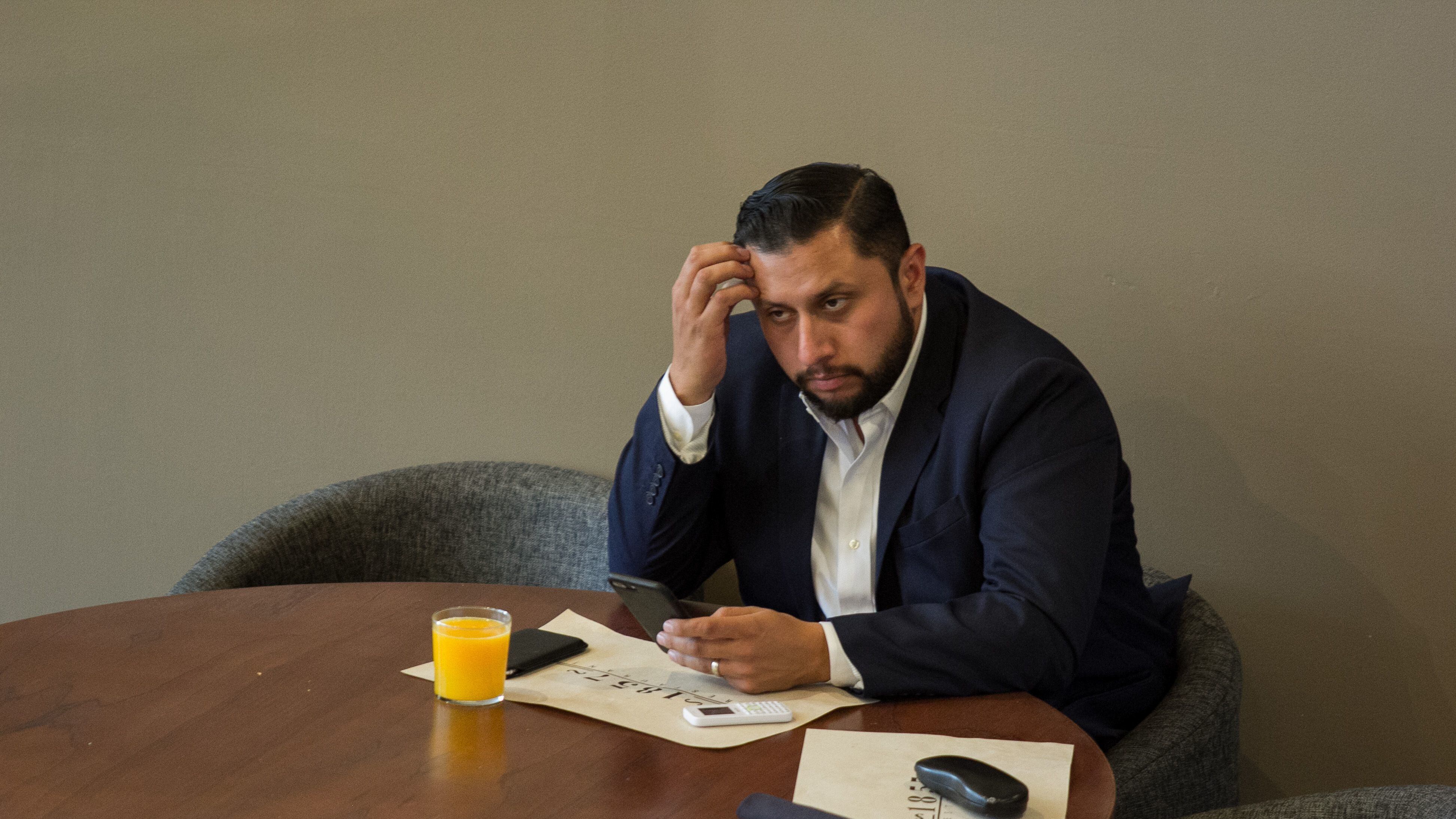 CIUDAD DE MÉXICO, 29MARZO2017.- José Antonio Tarín, propuesto como diputado suplente para Chihuahua por el PRI, se mantuvo la mitad del día en el restaurante, ubicado en la Cámara de Diputados en espera de su amparo ante la orden de aprehensión por peculado. Antonio Tarín se retiro tras haber sido suspendido la orden, así como el recibo de antes dicho amparo. El grupo parlamentario del partido estableció que no permitirán la toma de protesta del diputado hasta resolver su situación jurídica. En la imagen, un hombre identificado como oficial entrega el documento de amparo al diputado dentro de su automóvil.
FOTO: GALO CAÑAS /CUARTOSCURO.COM