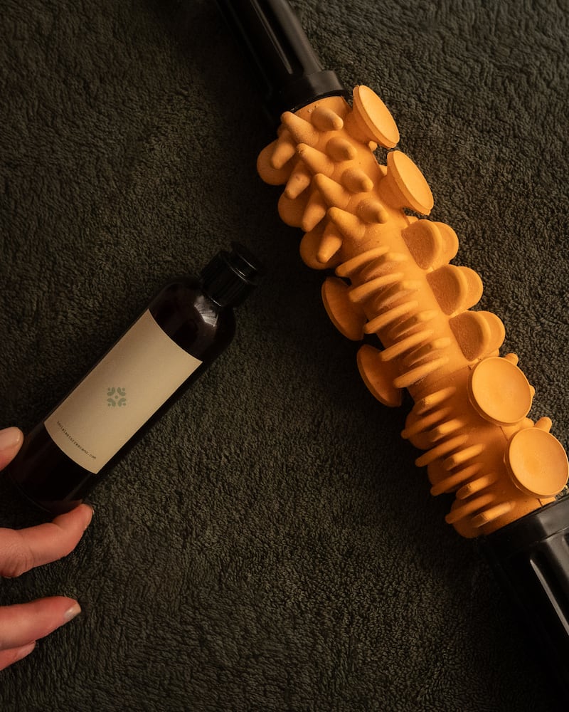 Con rodillos diseñados anatómicamente y fórmulas botánicas, el método Torrescano ofrece resultados visibles mientras promueve relajación y equilibrio corporal