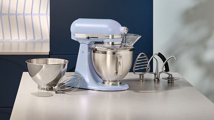 Preparar los alimentos del hogar es una actividad artesanal que requiere dedicación, empeño y mucho tiempo. Así las cocinas terminan por ser un espacio donde la vida transcurre a través de olores, sabores y humo.