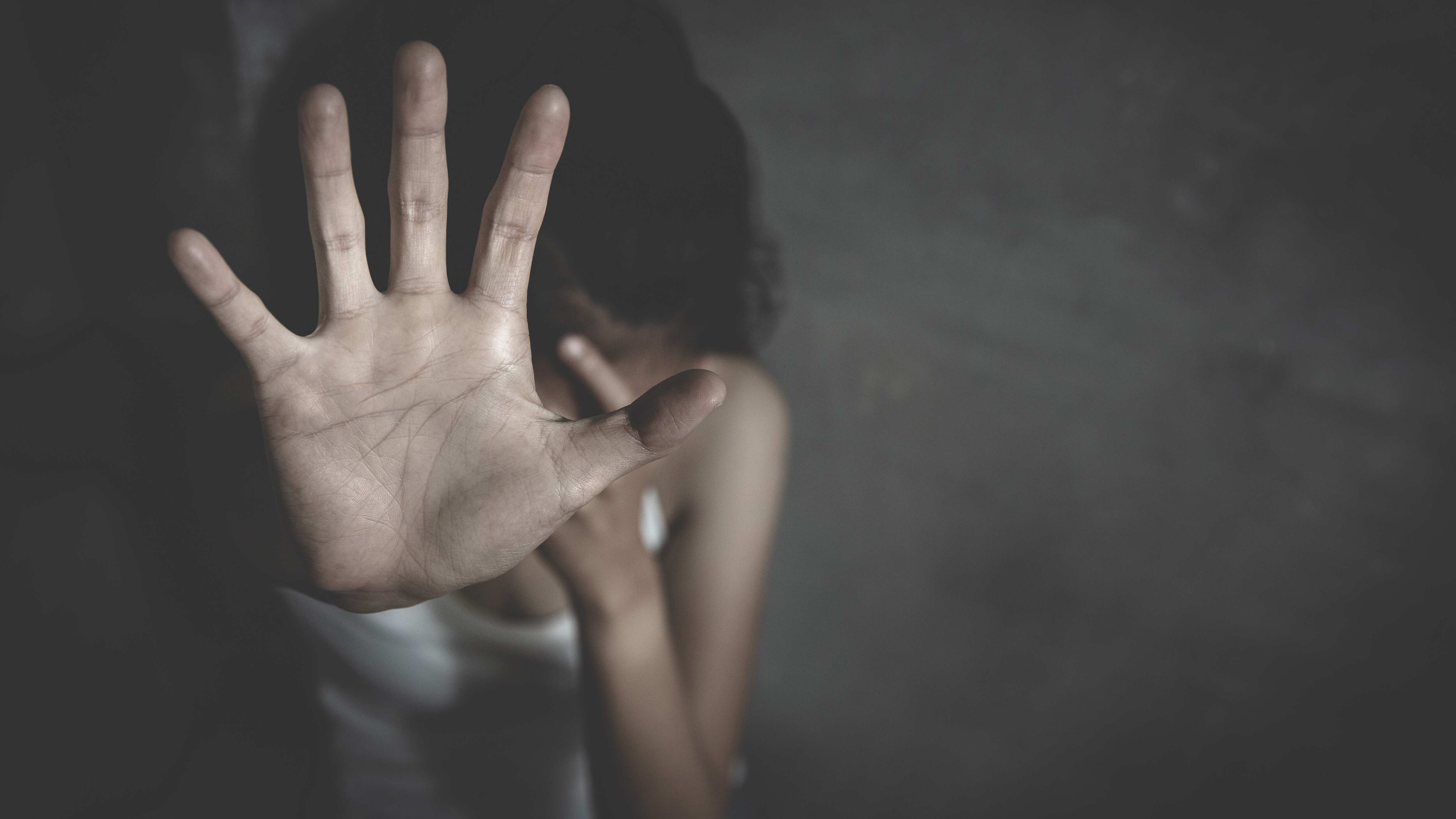 Además de proteger a las mujeres, los hombres victimarios también deberán recibir terapia.