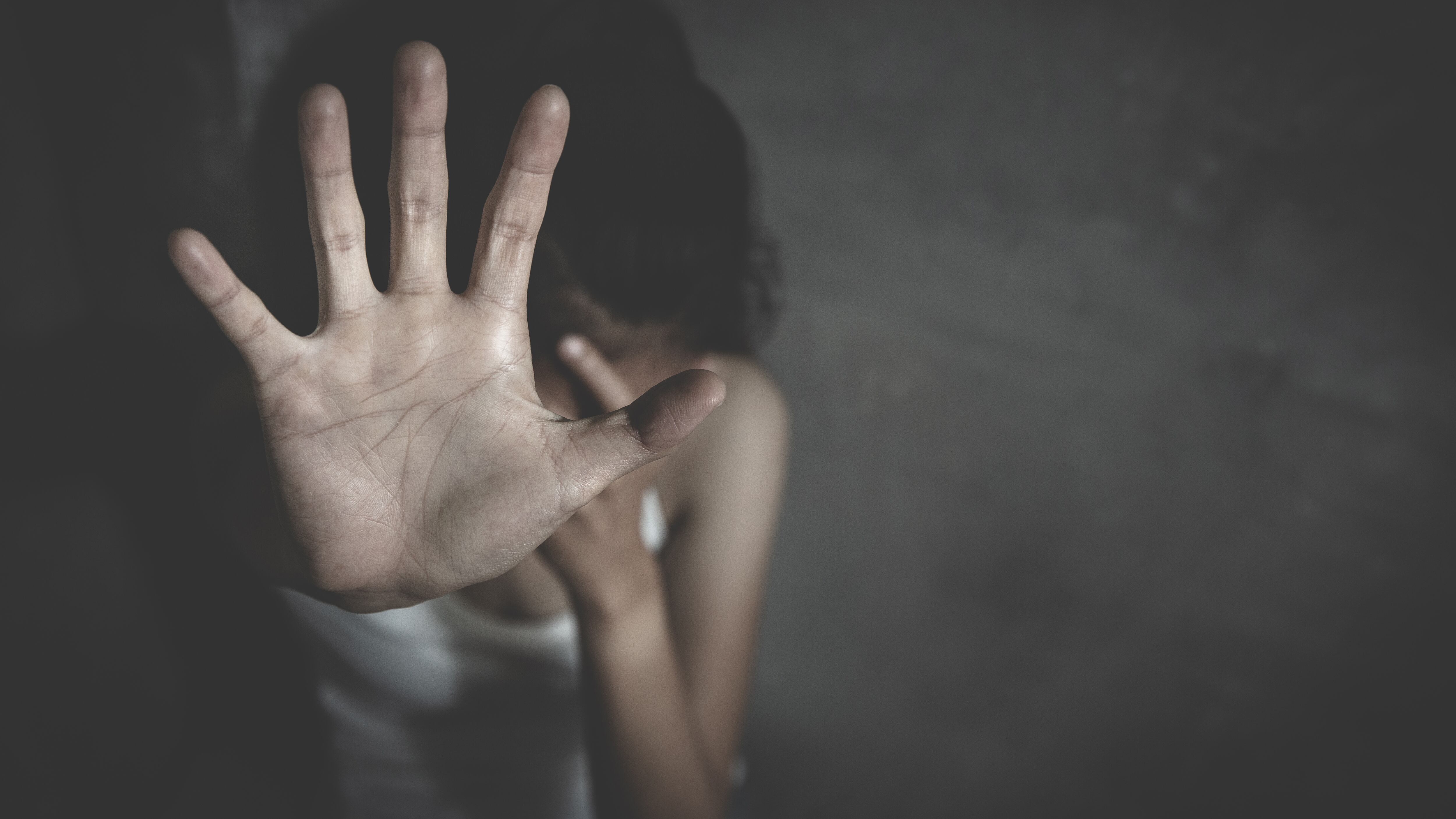 Además de proteger a las mujeres, los hombres victimarios también deberán recibir terapia.