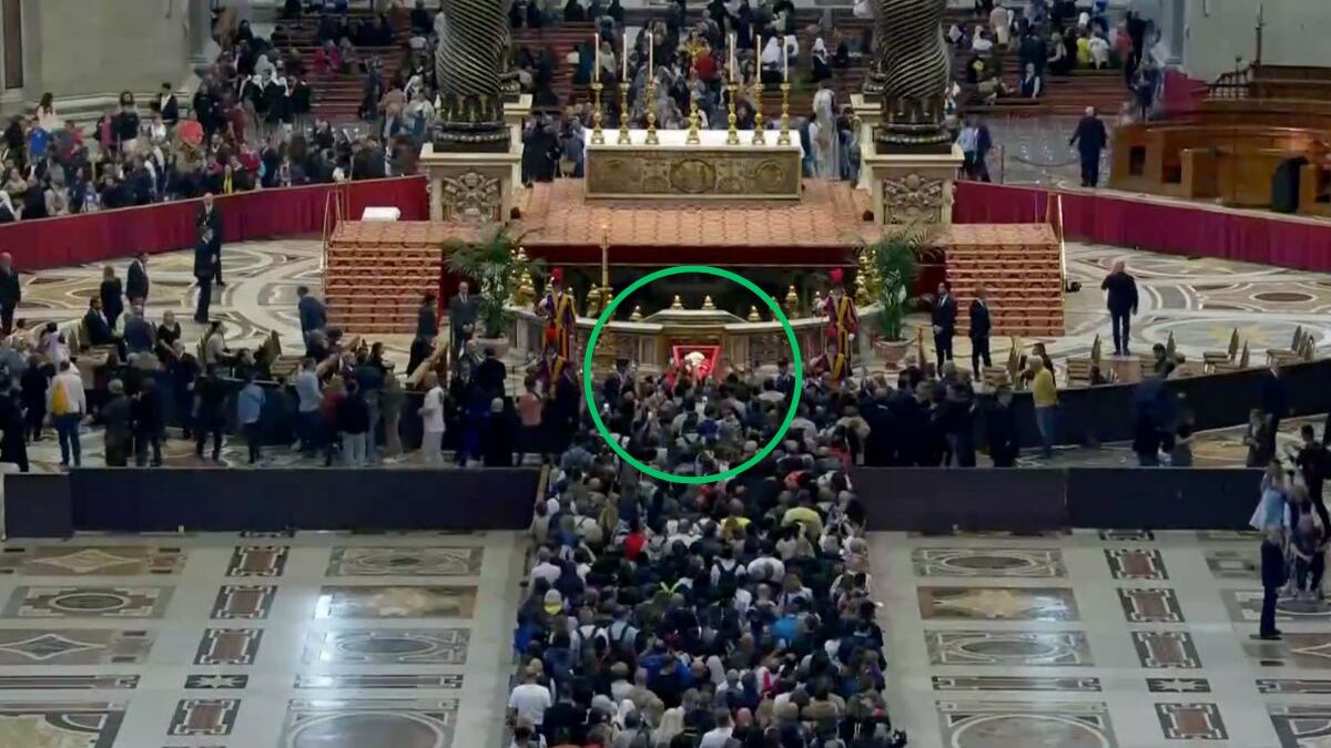 Video: Filas de más de seis horas para despedir al papa Francisco en el Vaticano