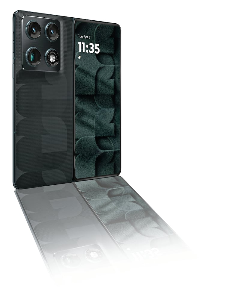 Los nuevos razr fold y edge 70 fusion llegan con diseño inspirado en el evento más importante del futbol