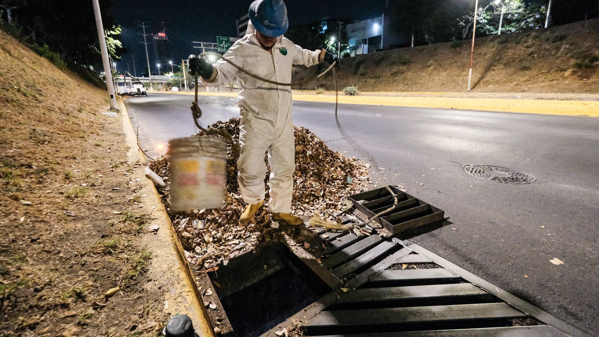 Con los trabajos nocturnos de limpieza y desazolve se han retirando más de 7 mil metros cúbicos de azolve para reducir riesgos de inundación en el AMG. CORTESÍA