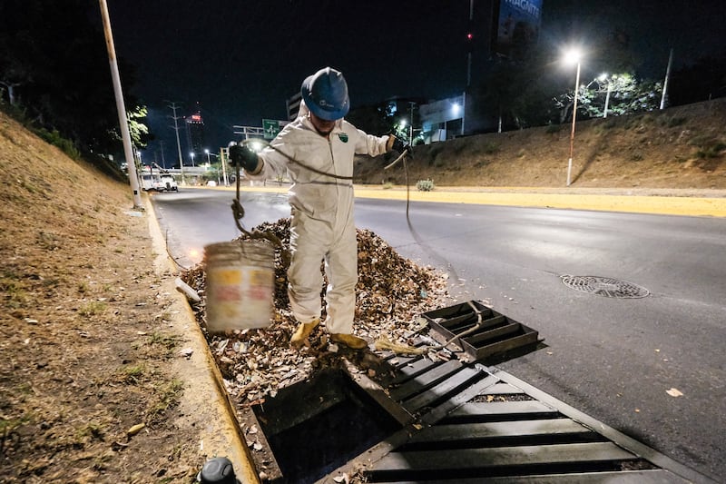 Con los trabajos nocturnos de limpieza y desazolve se han retirando más de 7 mil metros cúbicos de azolve para reducir riesgos de inundación en el AMG. CORTESÍA