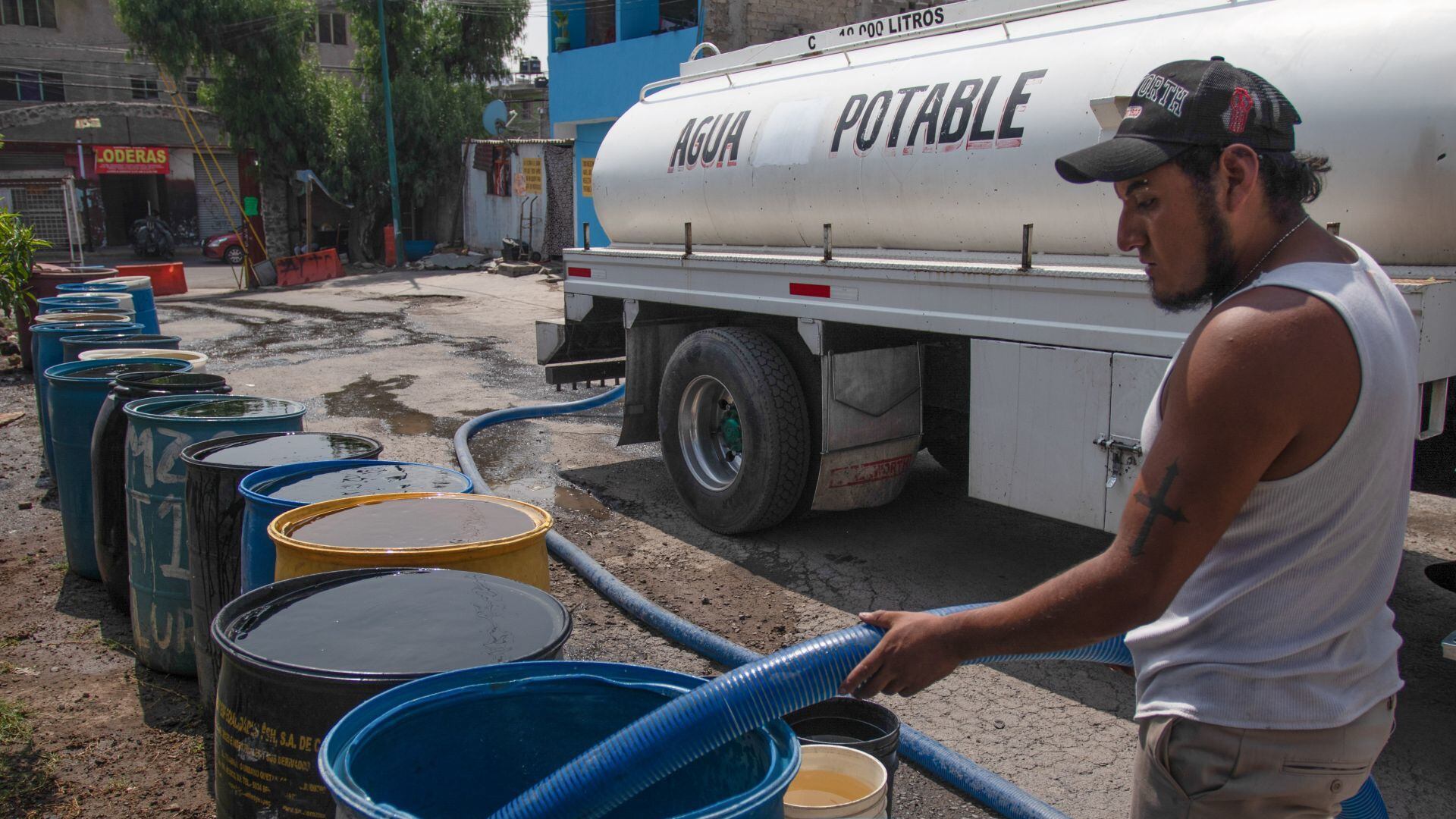 Suministro de agua en Iztapalapa.  Foto: Cuartoscuro